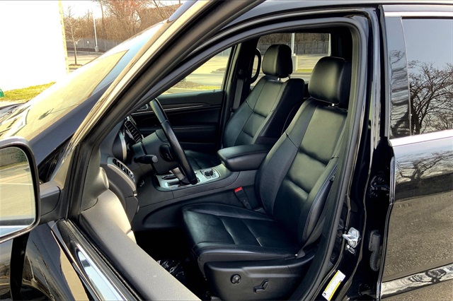 Vehicle image 25 of 34