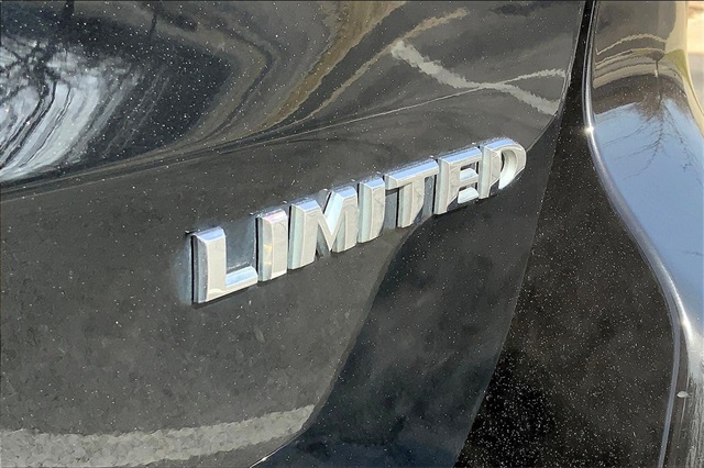 Vehicle image 10 of 34