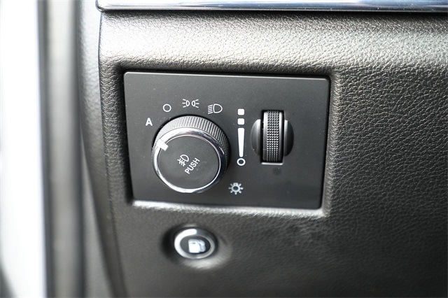 Vehicle image 23 of 32