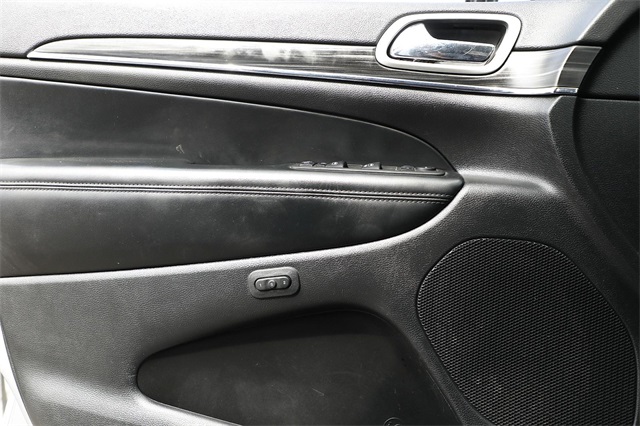 Vehicle image 24 of 32