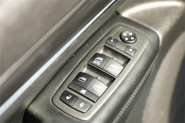 Vehicle image 25 of 32