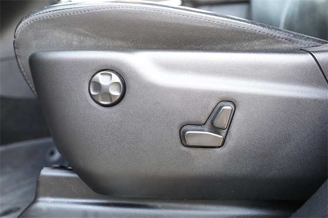 Vehicle image 26 of 32