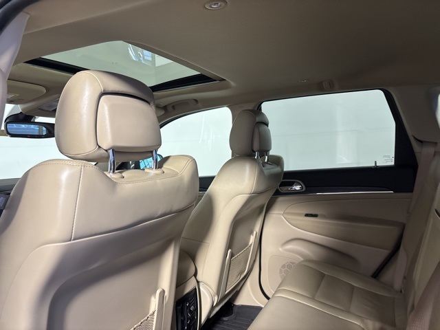 Vehicle image 15 of 18
