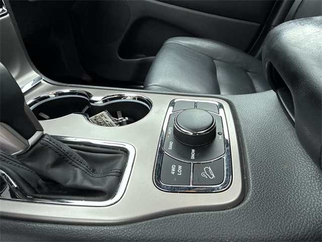 Vehicle image 32 of 48