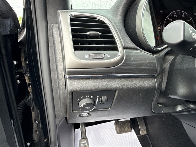 Vehicle image 46 of 48