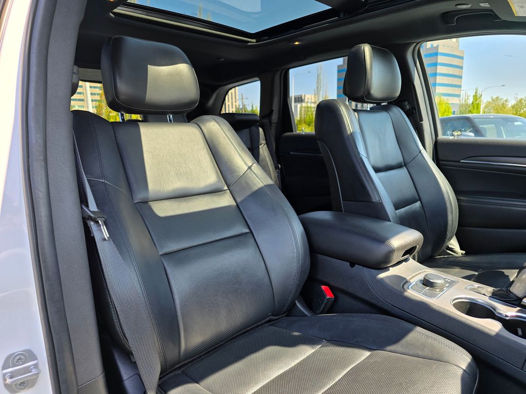 Vehicle image 13 of 30