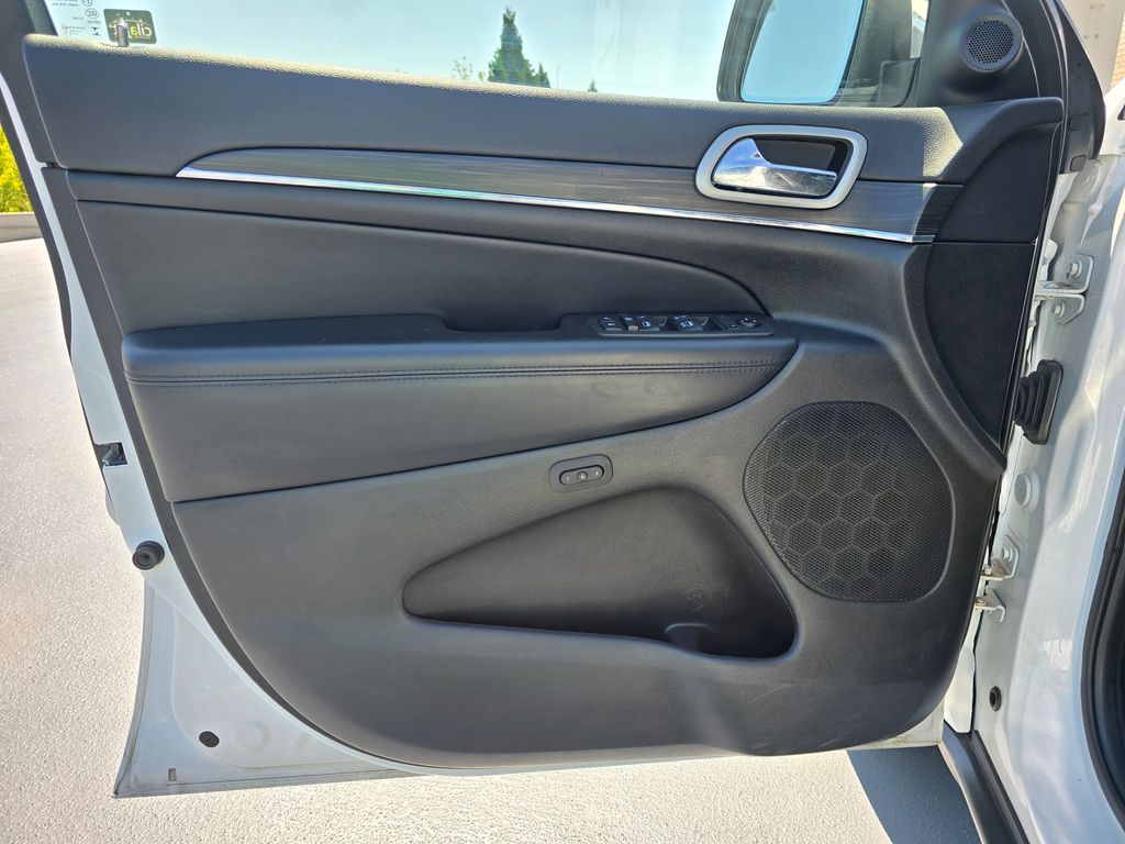 Vehicle image 23 of 30