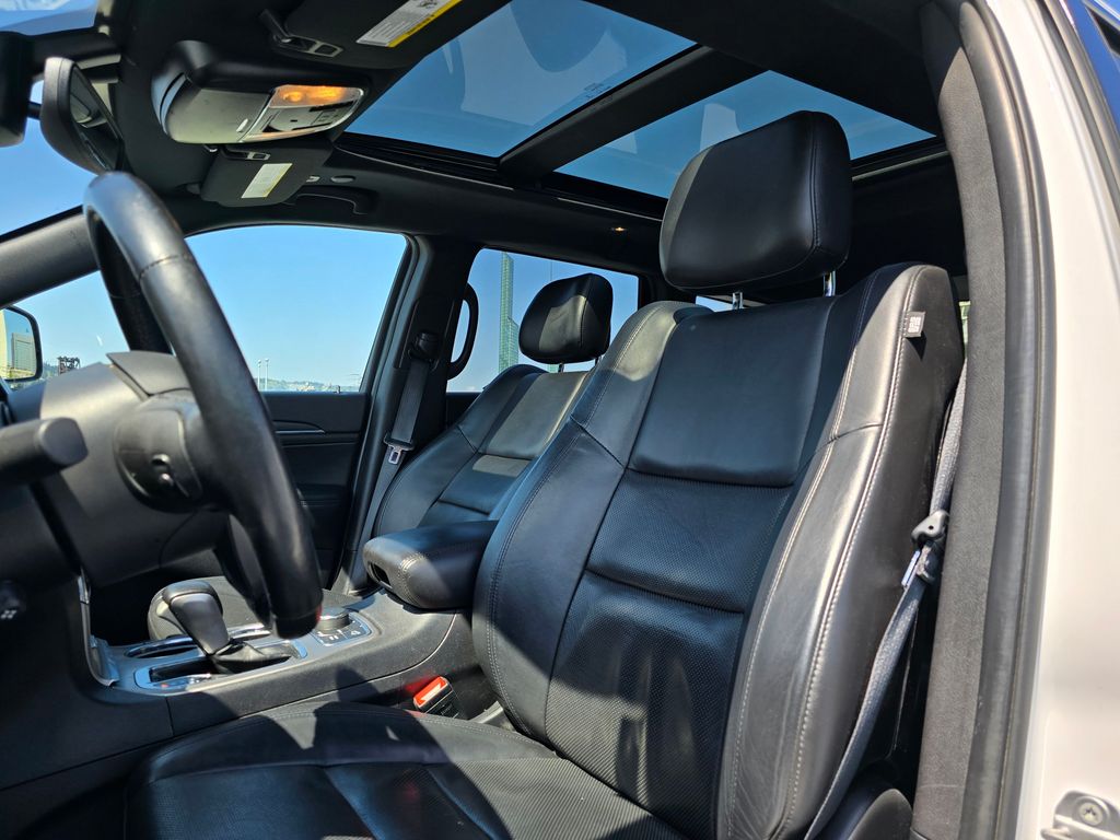 Vehicle image 25 of 30