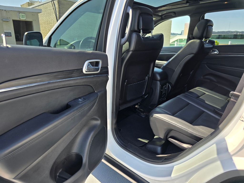 Vehicle image 19 of 30