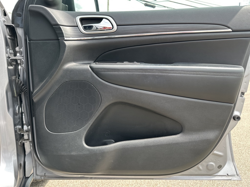 Vehicle image 21 of 41