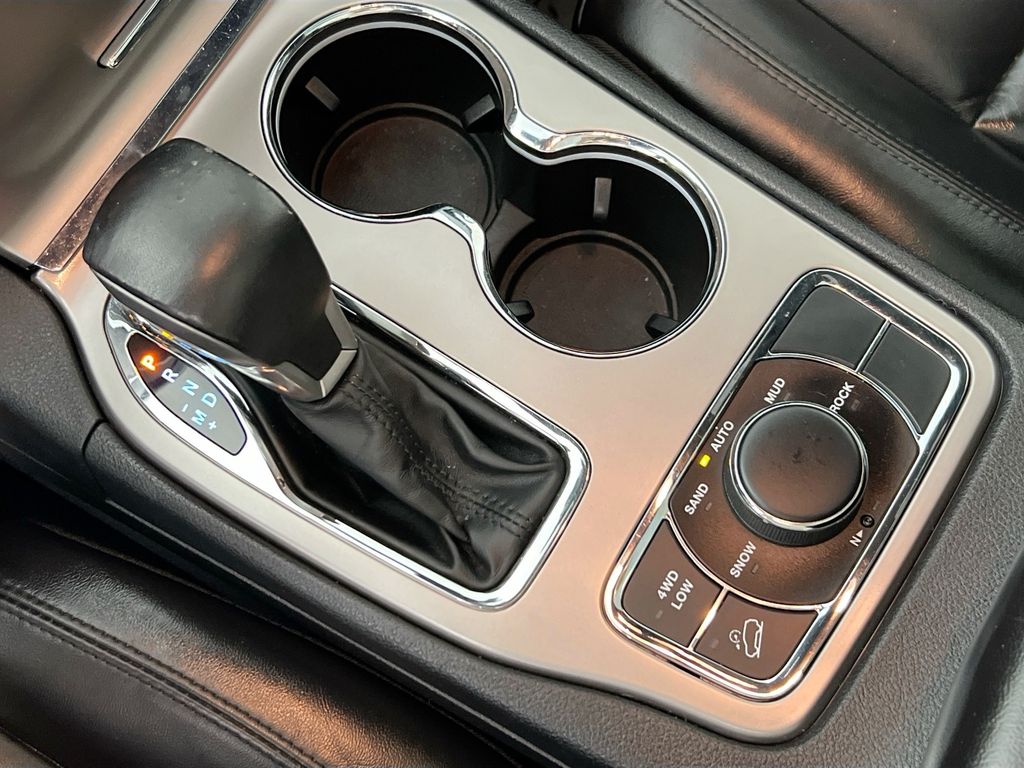 Vehicle image 18 of 34