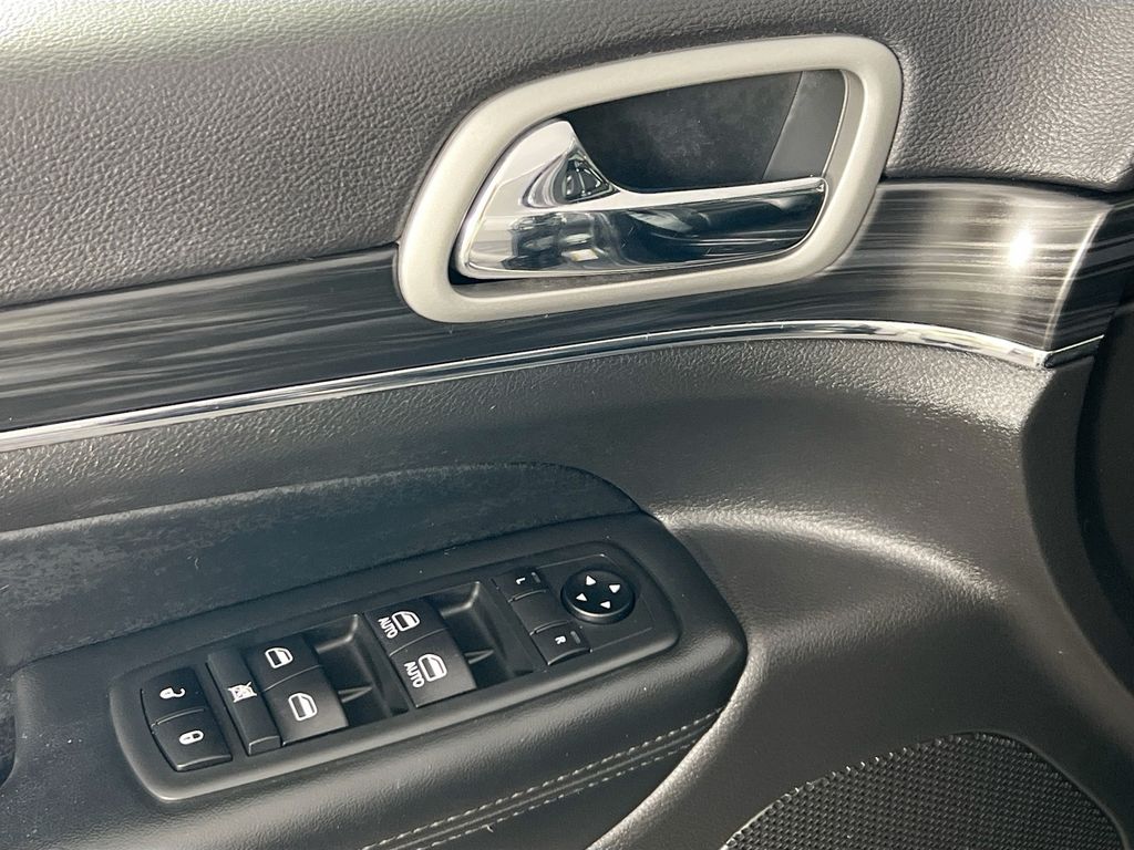 Vehicle image 19 of 34
