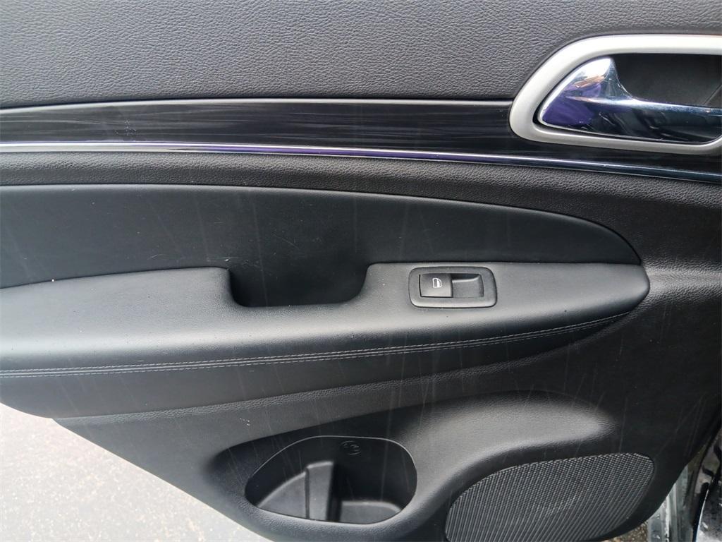 Vehicle image 23 of 25