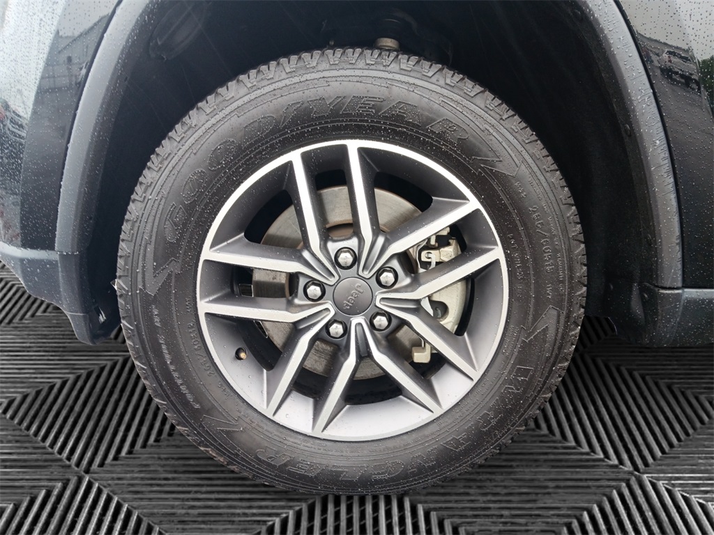 Vehicle image 14 of 25