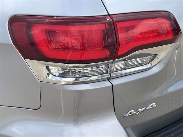 Vehicle image 32 of 40