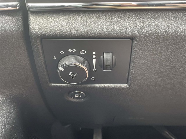 Vehicle image 37 of 40