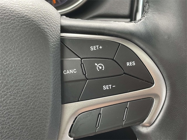 Vehicle image 34 of 40