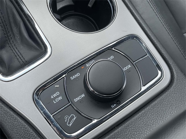 Vehicle image 28 of 40