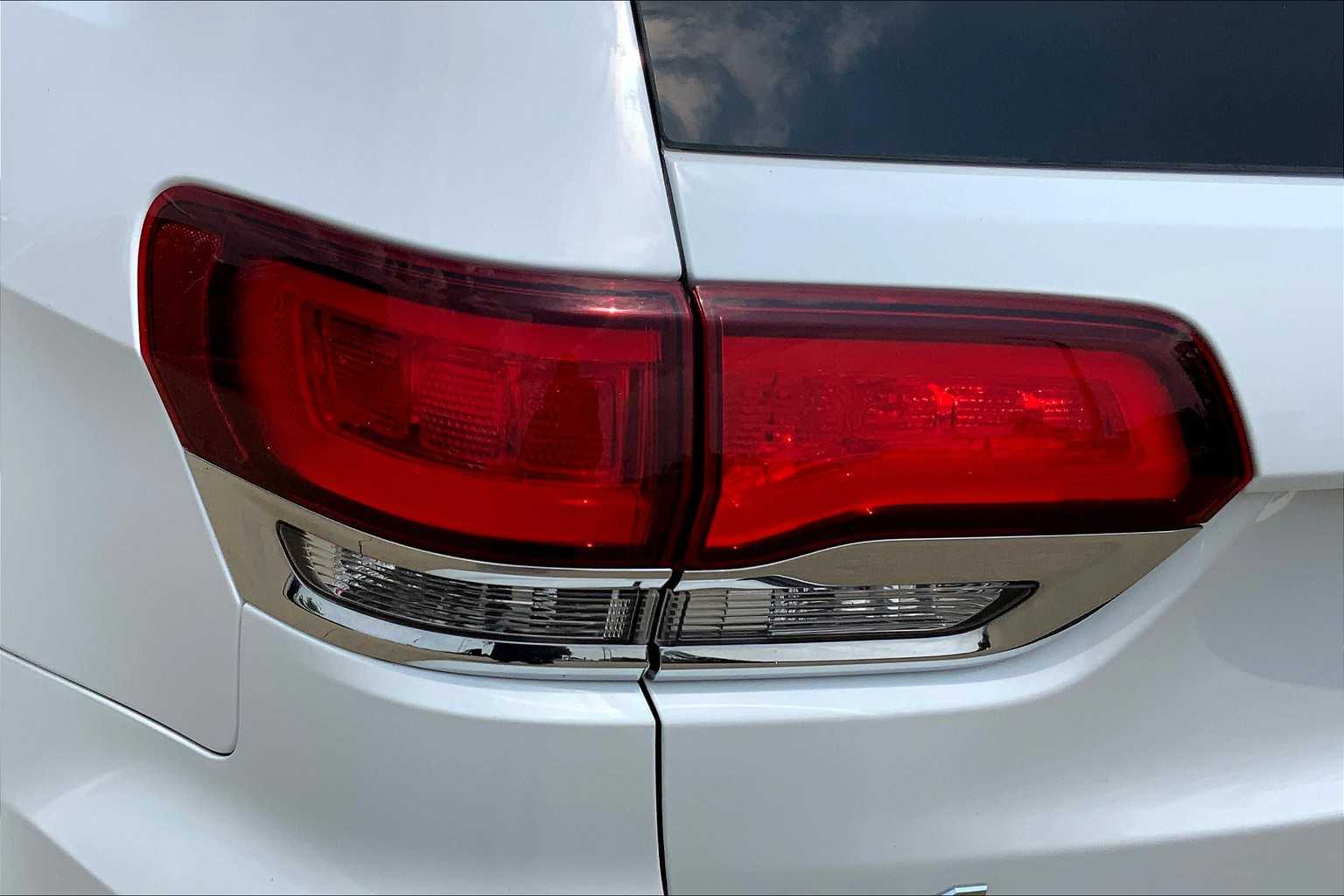 Vehicle image 27 of 36