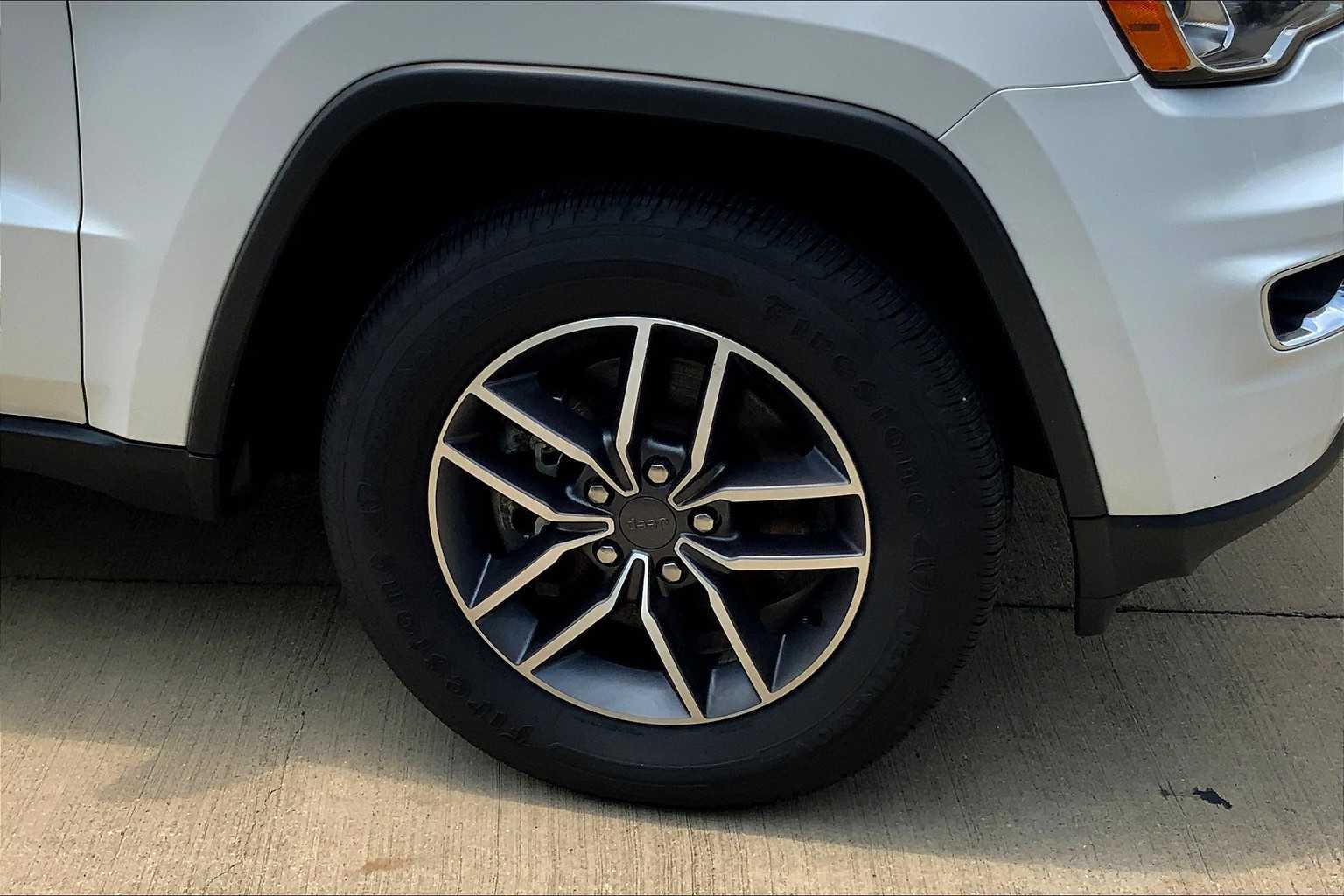 Vehicle image 32 of 36