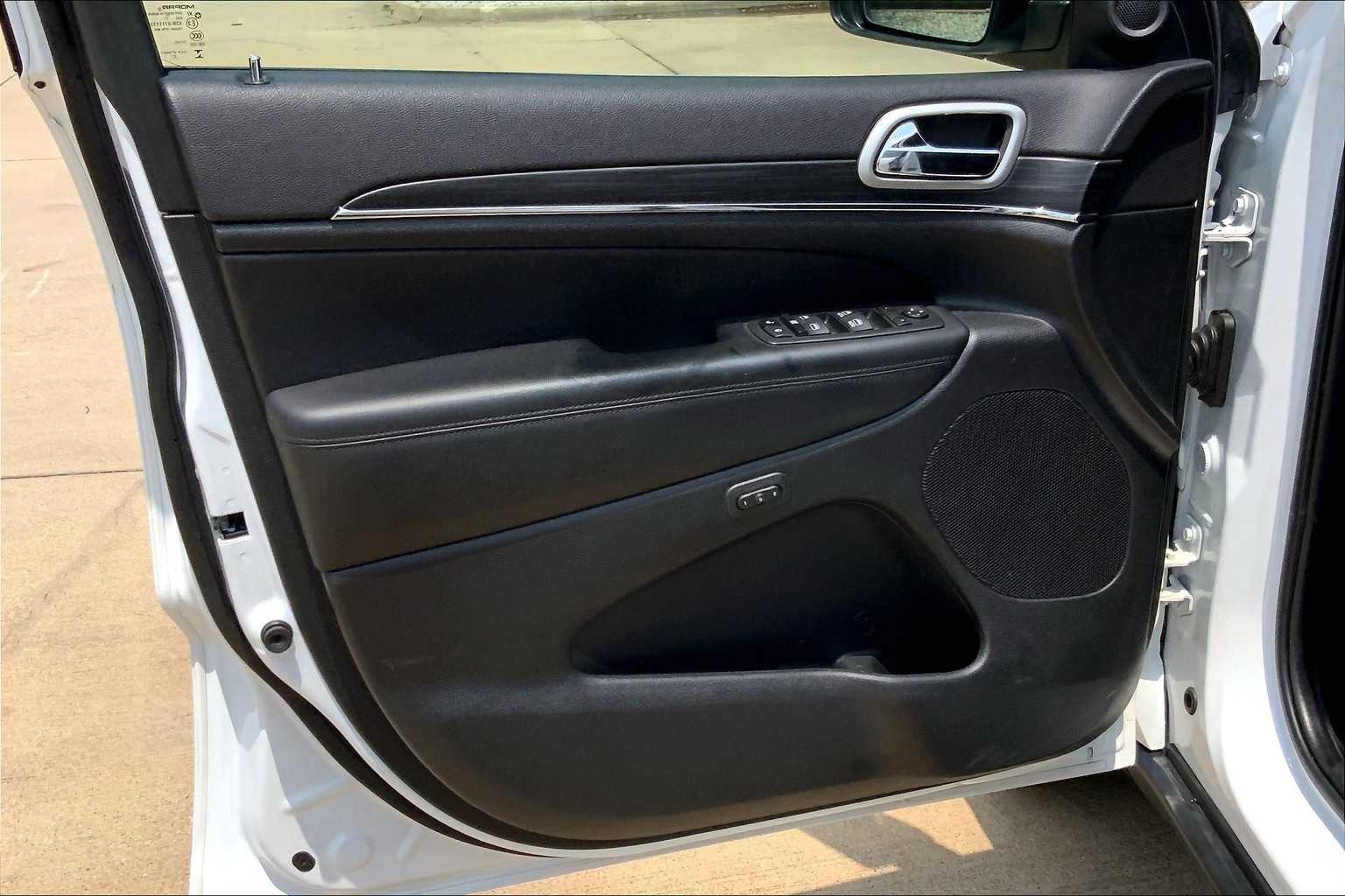 Vehicle image 21 of 36