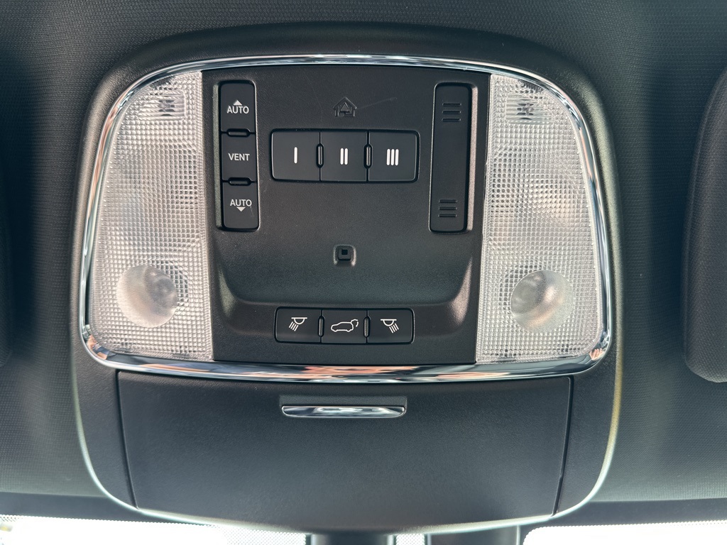 Vehicle image 40 of 44