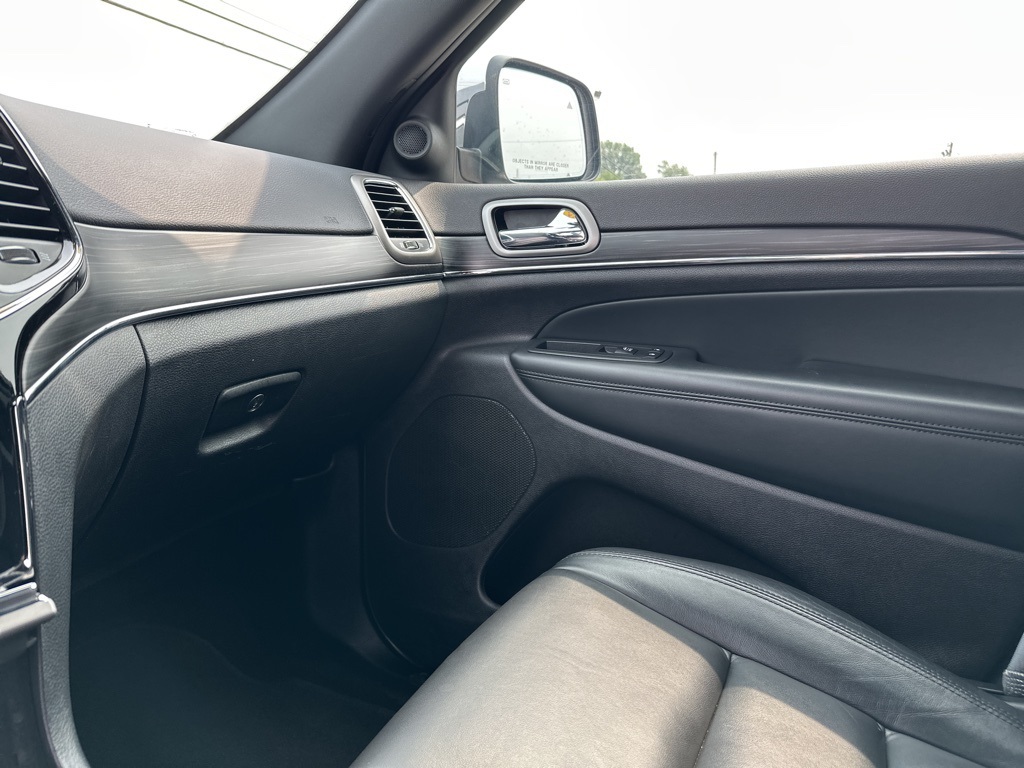 Vehicle image 41 of 44