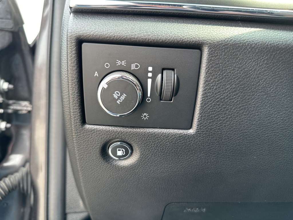 Vehicle image 37 of 44