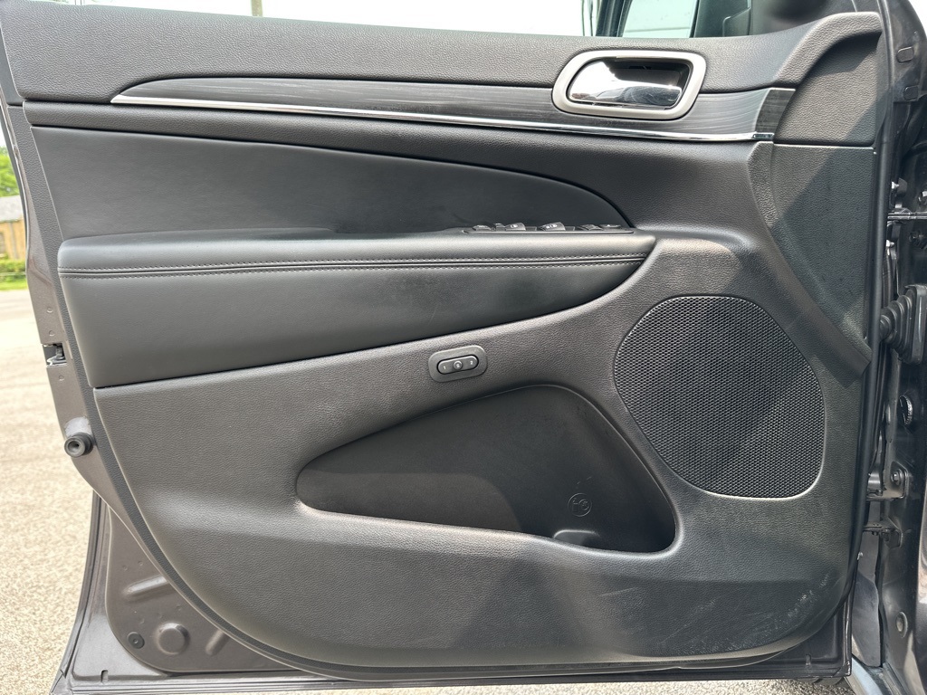 Vehicle image 19 of 44