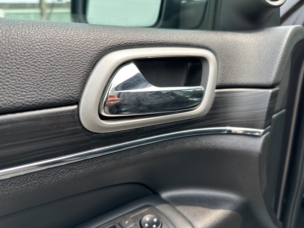 Vehicle image 21 of 44