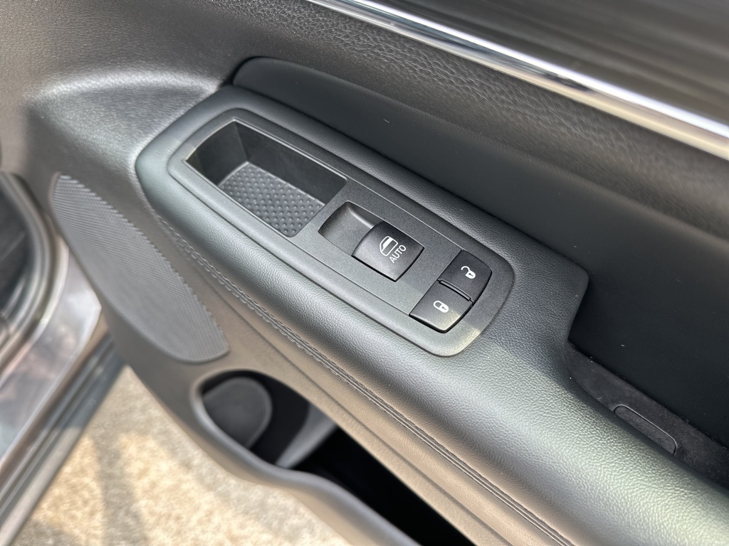Vehicle image 27 of 44