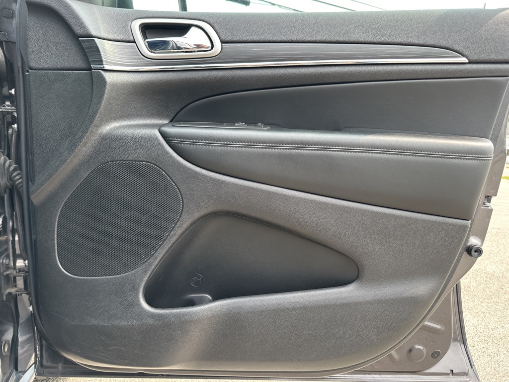 Vehicle image 26 of 44