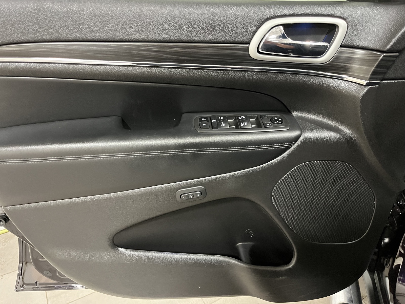 Vehicle image 18 of 29