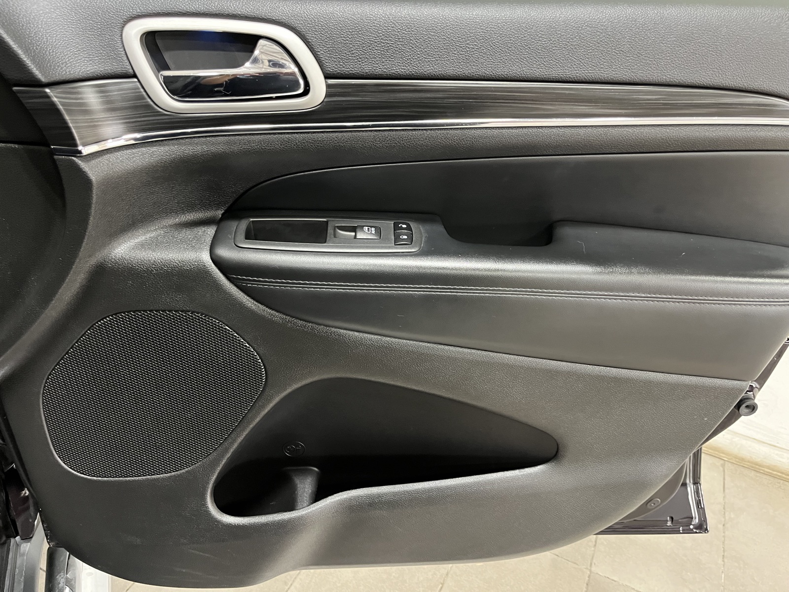 Vehicle image 16 of 29