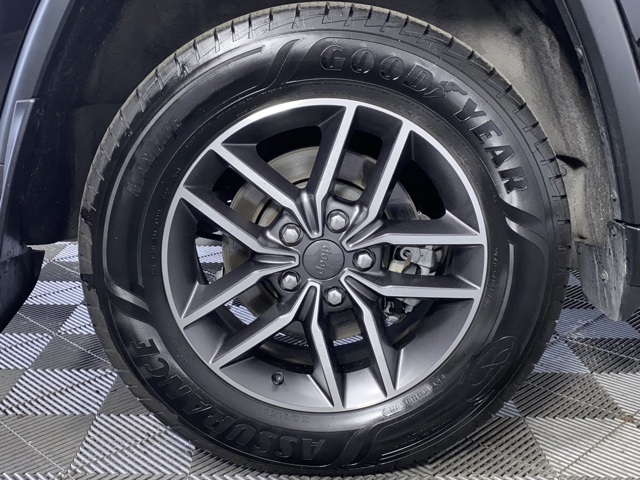 Vehicle image 46 of 51