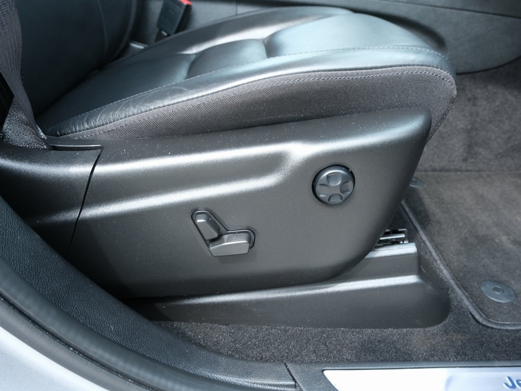 Vehicle image 33 of 38