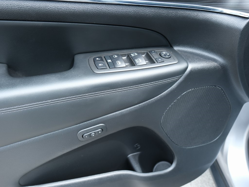 Vehicle image 28 of 38