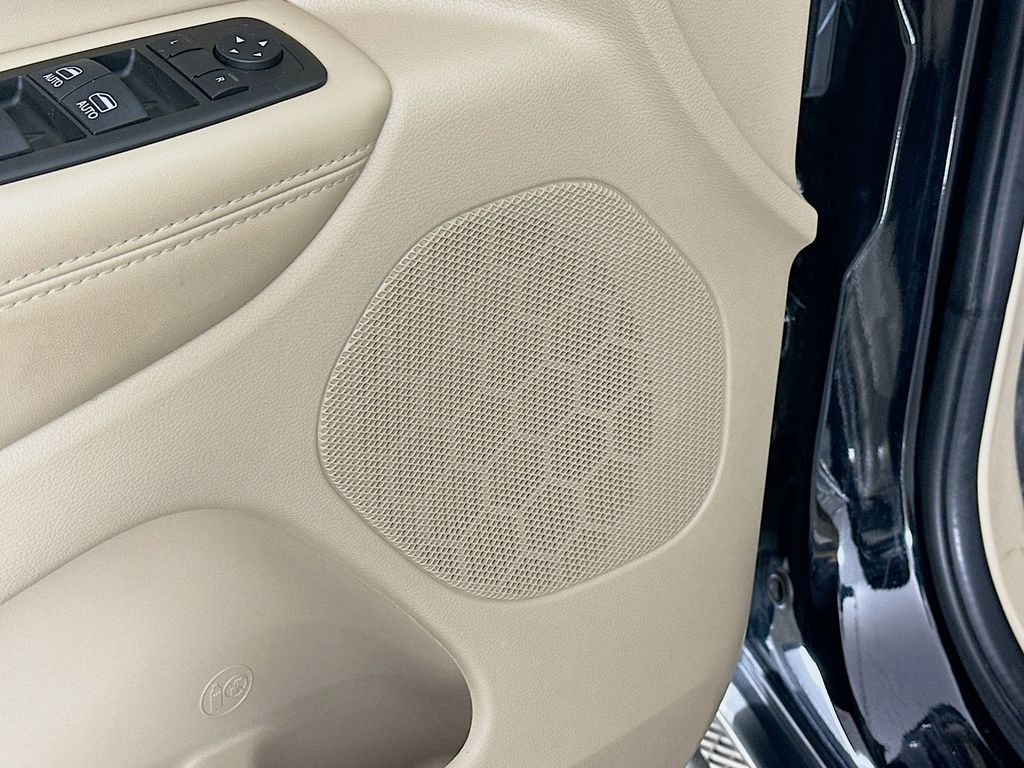 Vehicle image 26 of 40
