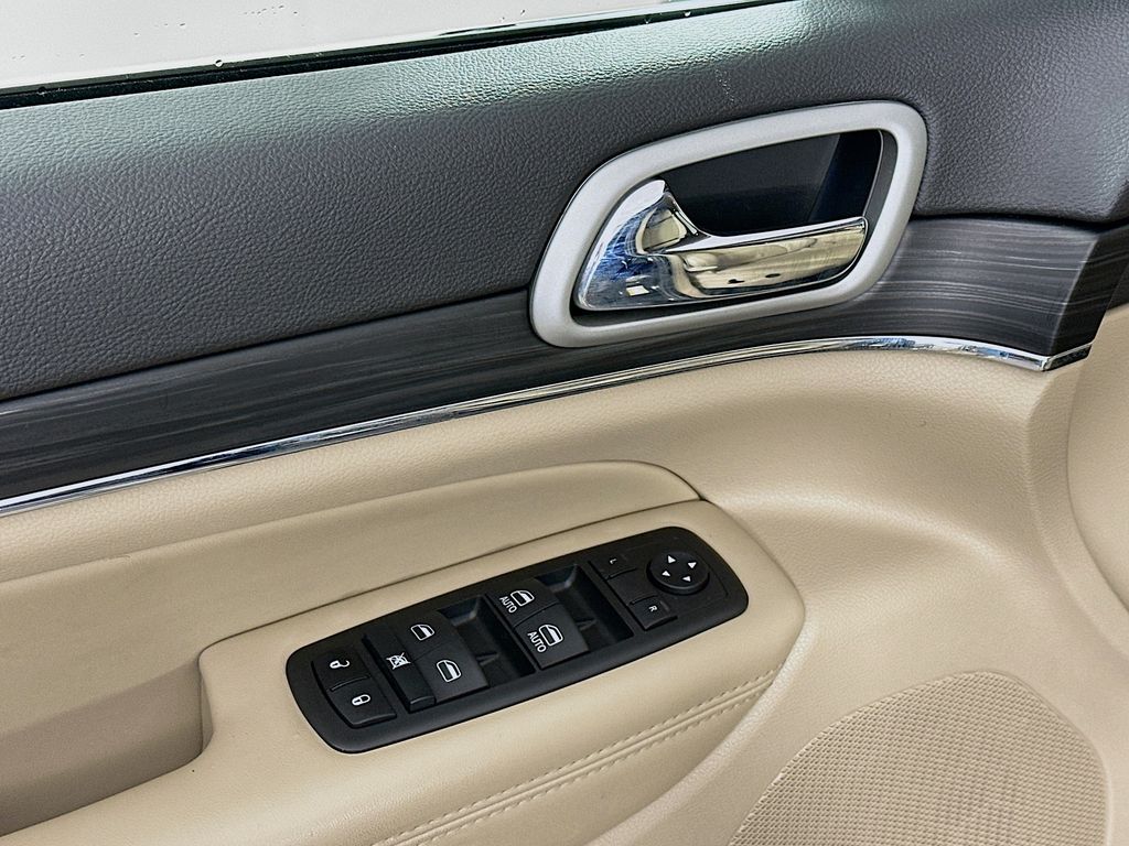 Vehicle image 24 of 40
