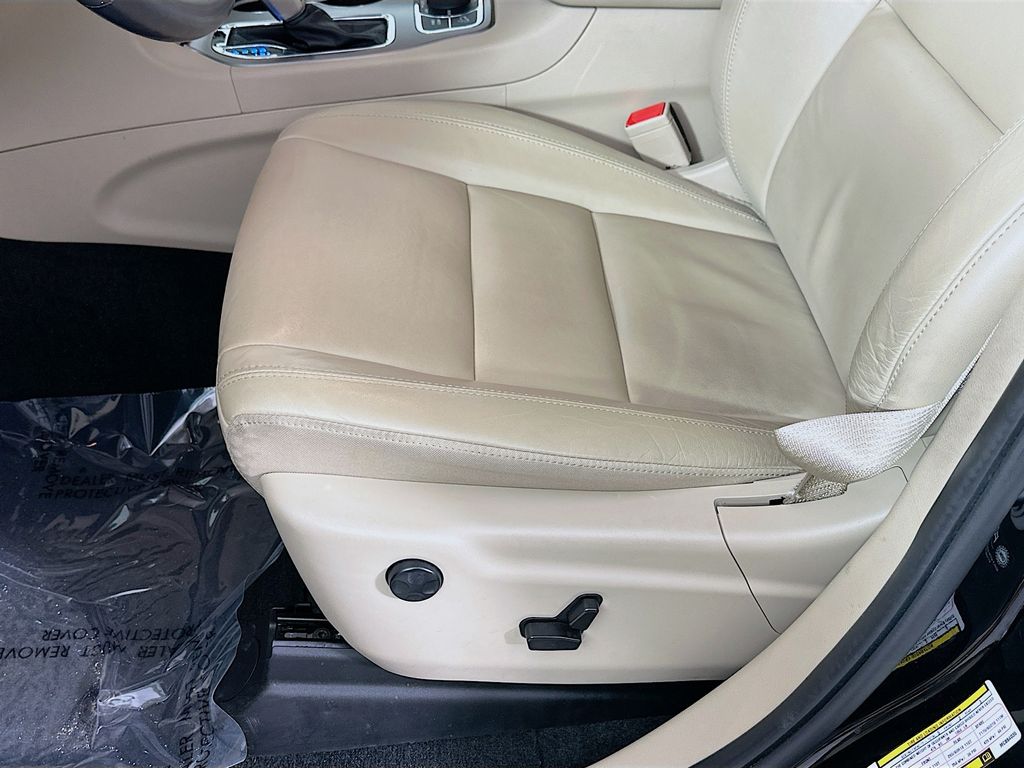 Vehicle image 27 of 40