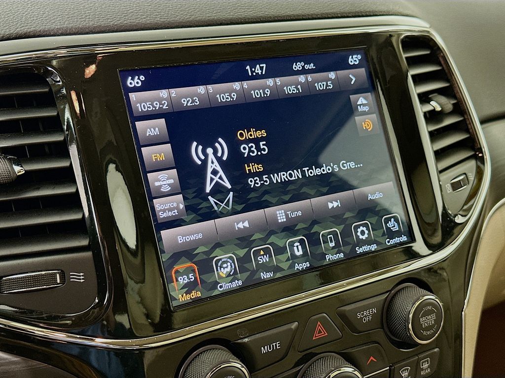 Vehicle image 21 of 40