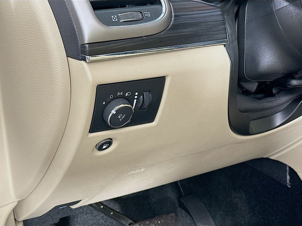 Vehicle image 15 of 40