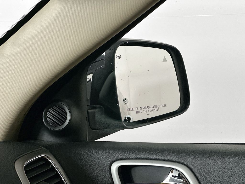 Vehicle image 25 of 40