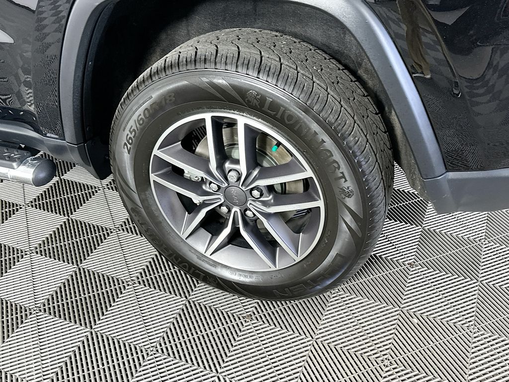 Vehicle image 39 of 40