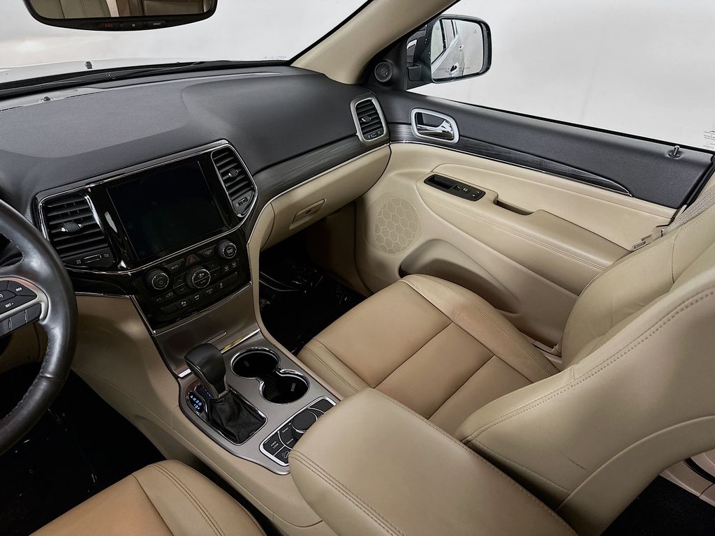 Vehicle image 32 of 40