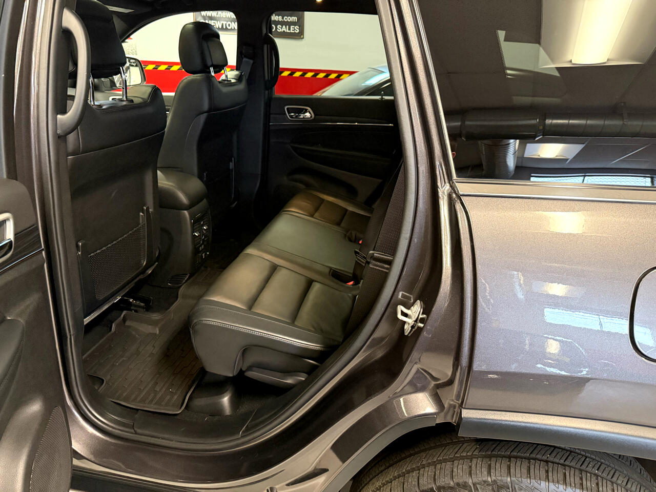 Vehicle image 33 of 59