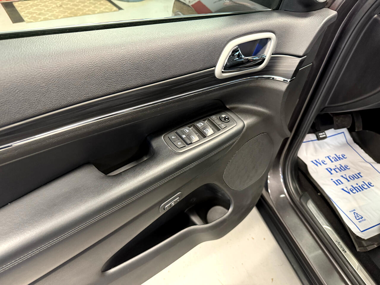 Vehicle image 32 of 59
