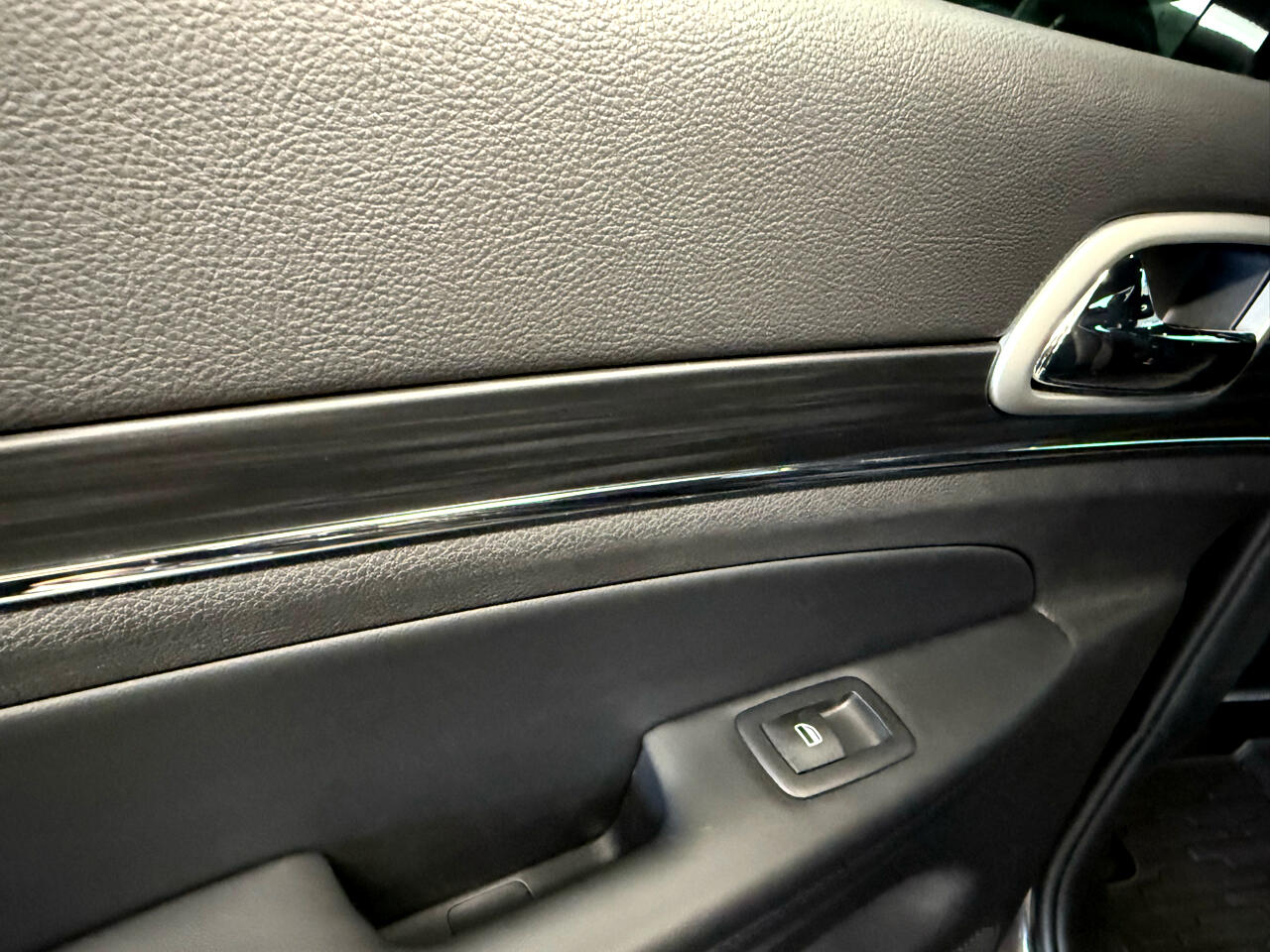 Vehicle image 37 of 59