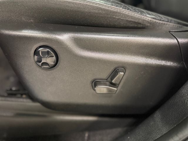Vehicle image 32 of 37