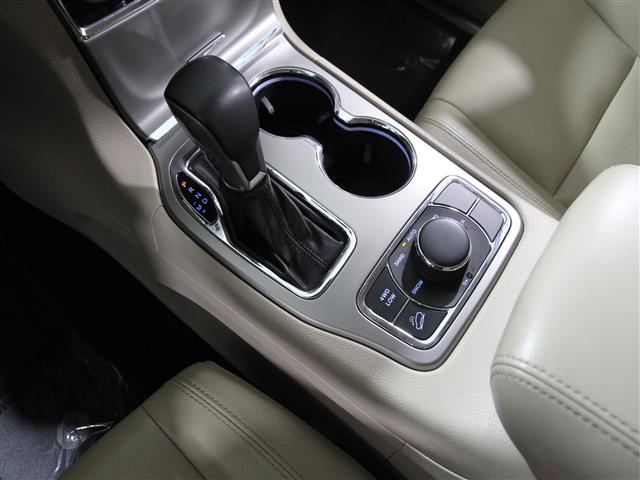 Vehicle image 17 of 25